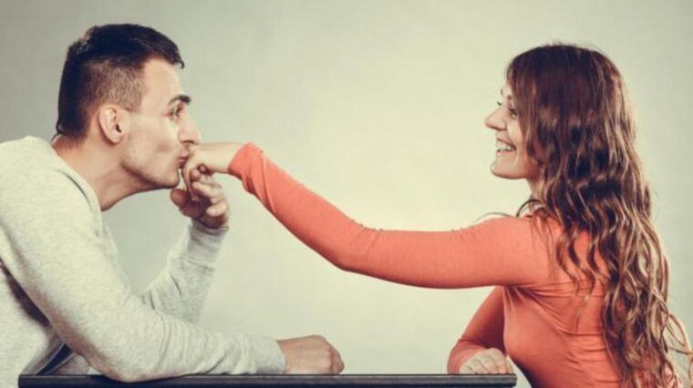 un ragazzo si prende cura di una ragazza e pensa all'ingrandimento del pene