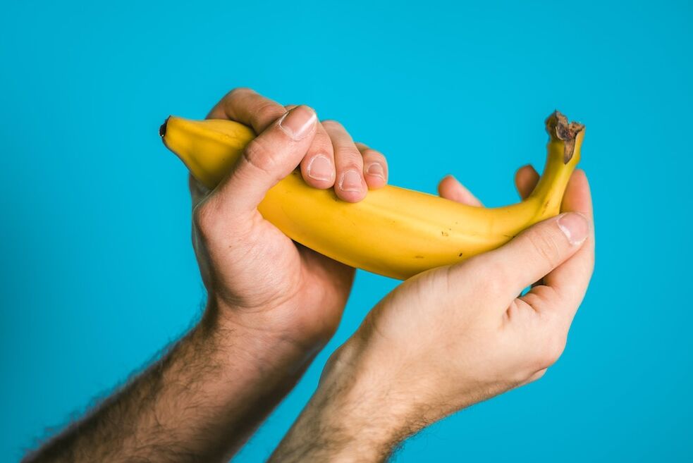 Esercizio per aumentare il pene sull'esempio di una banana