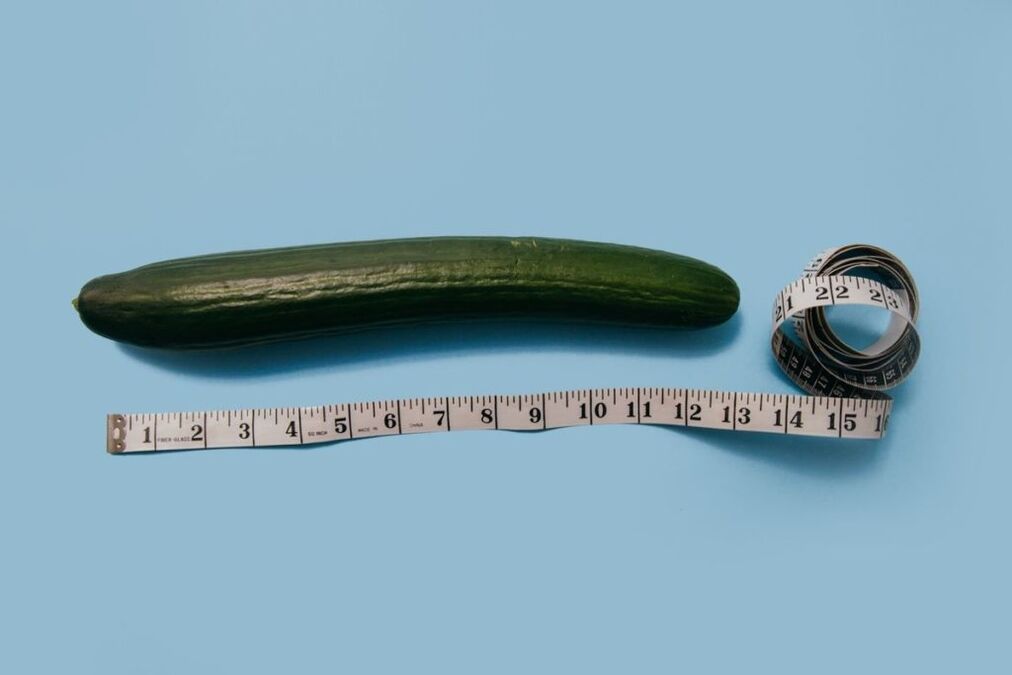 Misurazione della dimensione del pene usando l'esempio di un cetriolo