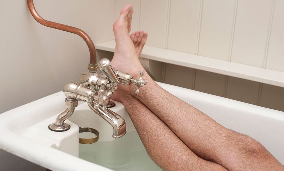 Un uomo fa un bagno con la soda