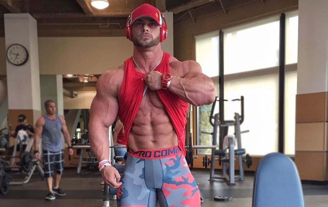 Uomo a forma di sport in palestra